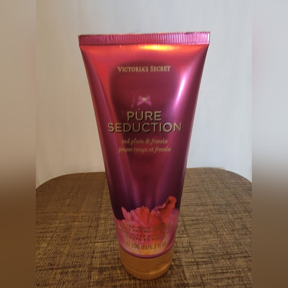 Victoria's Secret Pure Seduction Red Plum & Freesia Moisturizing Cream